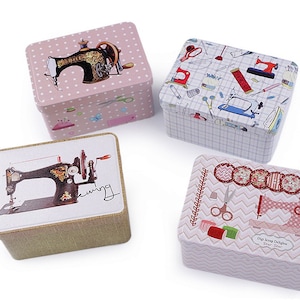 Könnte beinhalten: Vier dekorative Nähkästchen mit verschiedenen Designs. Eine Box hat ein rosa Tupfenmuster mit einer Nähmaschinenillustration. Eine andere zeigt Nähwerkzeuge auf kariertem Hintergrund. Die anderen beiden Boxen haben Nähmaschinenillustrationen.