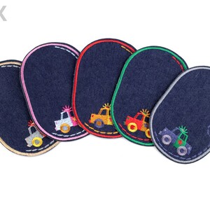 Könnte beinhalten: Fünf Jeans-Patches mit gestickten bunten Autos. Jeder Patch hat ein Auto in einer anderen Farbe mit einem gelben Stern oben drauf. Die Patches sind oval geformt mit einem gestickten Rand.