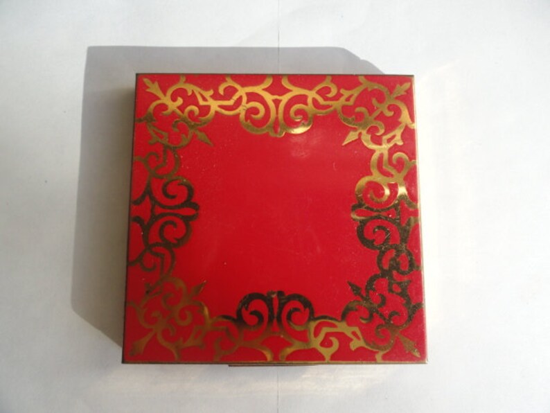 Elgin American Red Enameled Decorative Powder Compact made in the USA
