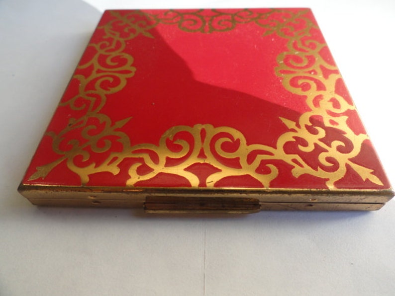 Elgin American Red Enameled Decorative Powder Compact made in the USA