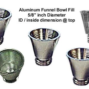 Puede incluir: Se muestran varios rellenos de cuenco de embudo de aluminio, cada uno con un diámetro de 1,59 cm. Los embudos tienen forma de cuenco acampanado y una base roscada. La imagen muestra múltiples vistas del embudo.