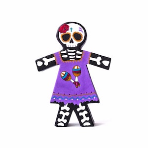 Fille de crâne de sucre noir est faite de papier mâché peint à la main le jour des morts de style mexicain, fille gothique