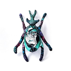 Figurine intérieure OOAK Bug en papier mâché et peinte à la main dans le style gothique