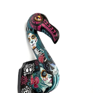 OOAK Sculpture d'intérieur Totem Flamingo est fait de papier mâché et peint à la main avec des peintures acryliques de style gothique