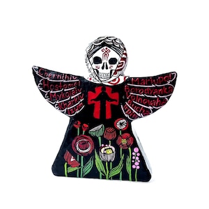 Figurine d'ange-Motanka en papier mâché et peinte à la main selon un ornement ukrainien
