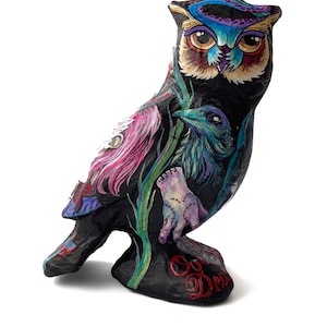 La figurine de hibou en papier mâché est peinte à la main dans le style gothique, l'horreur