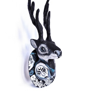 OOAK totem Black Deer Intérieur suspendu au mur dans le style gothique en papier mâché peint à la main avec des peintures acryliques