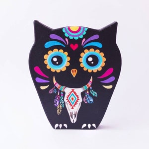 Le hibou crâne de sucre noir est fait de papier mâché peint à la main le jour des morts de style mexicain
