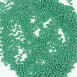 Peut inclure: Gros plan sur de nombreux petits strass en résine de couleur vert d'eau. Les strass sont dispersés sur une surface blanche, créant un effet texturé et scintillant. Ces strass sont probablement utilisés pour l'artisanat, comme la peinture diamant ou la fabrication de bijoux.