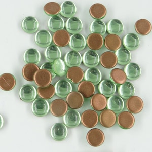 131 *** オールド ボヘミアン ガラス カボション 20 個ロット 8mm オパレッセント グリーン