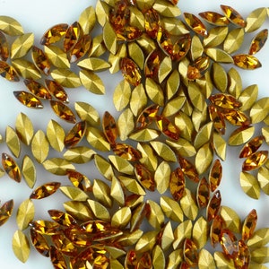 4200 6x3 T *** 30 Swarovski rhinestones navettes point back 6x3mm TOPAZ G