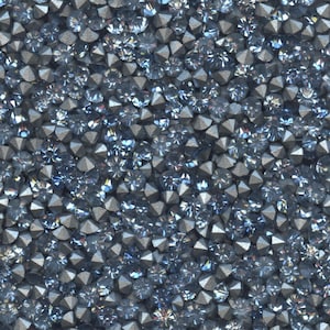 Peut inclure: Gros plan sur un fond argenté recouvert de petits strass facettés bleu clair.