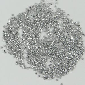 Peut inclure: Un tas de strass facetés de couleur argent.