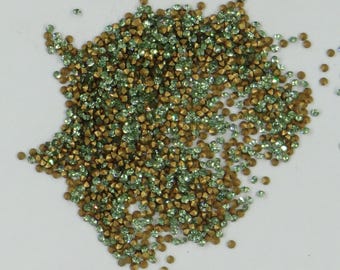 VENTE FLASH 55 *** Pochette complète d'origine Swarovski de 1440 strass fond conique : 1100 PP5 (1,25mm) peridot