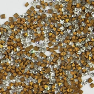 4401 1,7 C: 30 strass Swarovski rif. 4401 fondo conico quadrato CRISTALLO - 1,7 mm