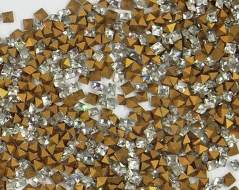 4401 1,7 C: 100 Swarovski-Strasssteine Ref. 4401 quadratische konische Basis KRISTALL – 1,7 mm
