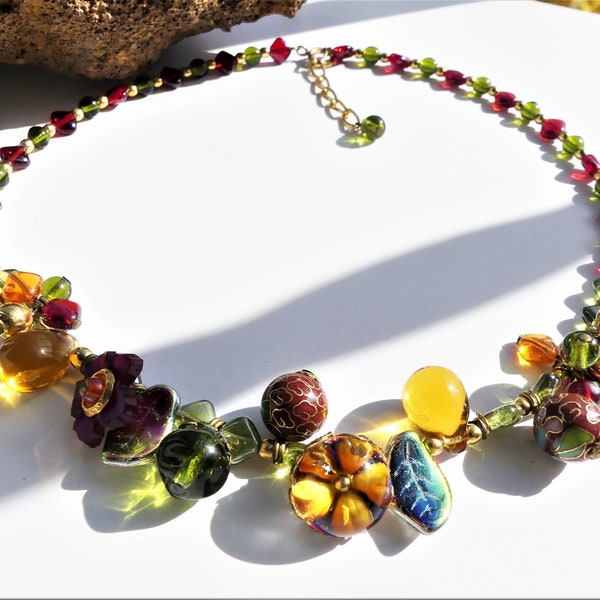 Collier vintage de perles en pâte de verre travaillée, multicolore, fleurs, perles cloisonnées, or, feuilles, rouge, vert, mauve, bleu