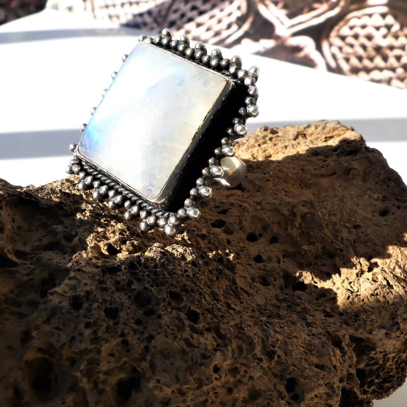 Bague En Argent 925 Avec Grosse Pierre De Lune Iridescente - Neuf Avec étiquettes - Bijou Imposant Et Lumineux - Sertie Main