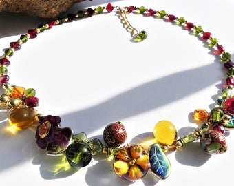 Collier vintage de perles en pâte de verre travaillée, multicolore, fleurs, perles cloisonnées, or, feuilles, rouge, vert, mauve, bleu