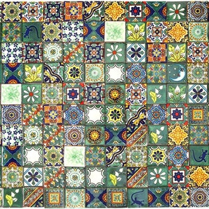Può includere: Una lastra di mosaico colorata con una varietà di motivi e disegni geometrici. Le piastrelle sono principalmente verdi, blu, gialle e arancioni, con accenti di rosso e bianco. Le piastrelle sono disposte in un reticolo, creando un design visivamente accattivante e intricato.