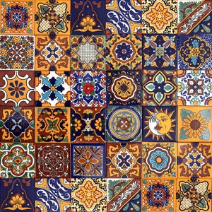 Może przedstawiać: Kolorowy wzór mozaikowych płytek z geometrycznymi wzorami w kolorze niebieskim, żółtym, czerwonym i zielonym. Płytki są ułożone w siatkę.