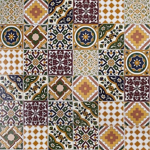 Peut inclure: Une collection de carreaux en céramique colorés avec des motifs géométriques complexes dans des tons de jaune, vert, bleu, rouge et blanc. Les carreaux sont disposés en grille, créant une mosaïque visuellement attrayante.