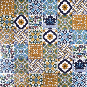 Può includere: Una collezione di 36 piastrelle quadrate in ceramica con intricati motivi geometrici e floreali in tonalità di blu, giallo, verde e bianco.