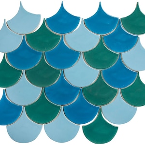 Könnte beinhalten: Ein Mosaik aus blauen und grünen Keramikfliesen in Fischschuppenform. Die Fliesen sind versetzt angeordnet und bilden ein optisch ansprechendes Design.
