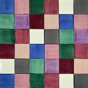Puede incluir: Un mosaico cuadrado de azulejos con un patrón de tablero de ajedrez. Los azulejos son en tonos de rosa, morado, rojo, verde, azul, gris y blanco.