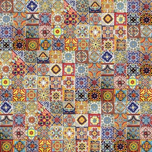 Può includere: Un motivo di piastrelle a mosaico colorato con disegni intricati in tonalità di blu, rosso, giallo e verde. Le piastrelle sono disposte in un motivo a griglia, creando un design visivamente accattivante e vibrante.