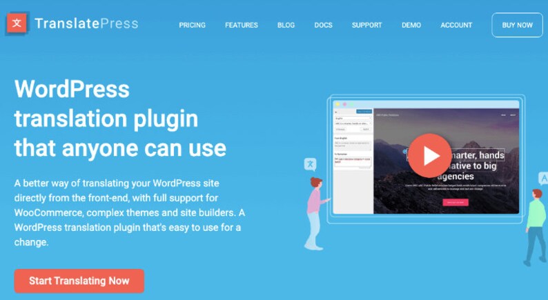 K&ouml;nnte beinhalten: Ein blauer Website-Bildschirm mit dem Text "TranslatePress" und "WordPress translation plugin that anyone can use". Der Bildschirm zeigt eine Website mit dem Text "Smarter, hands-on alternative to big agencies".