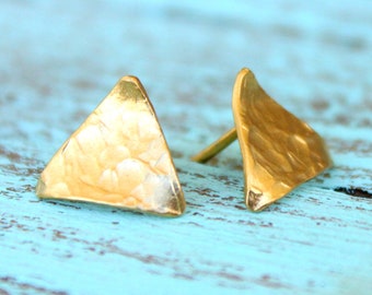 Triangle Stud Oorbellen, gehamerde stud oorbellen, geometrische stud oorbellen, unieke gouden sieraden, unieke gouden stud oorbellen, alledaagse studs