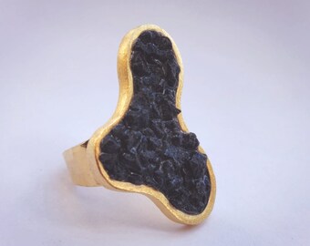 Anello nero e oro, anello astratto, anello asimmetrico, anello unico per le donne, gioielli in oro unici, anello Boho in oro, anello gemma nero, anello lava