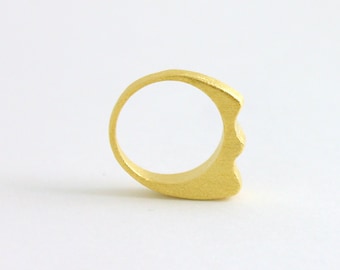 Anello astratto, anello grosso, anello unico per le donne, anello d'onda, anello asimmetrico, gioielli in oro unici, anello minimalista, anello placcato in oro