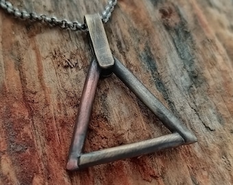 Collar con colgante triangular para hombre