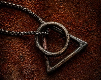 Collar con colgante triangular para hombre