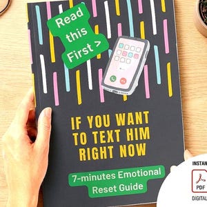 Op de afbeelding: Een zwart boek met de titel "IF YOU WANT TO TEXT HIM RIGHT NOW" en de ondertitel "7-minutes Emotional Reset Guide." Een groene sticker leest "Read this First >." Een cartoon telefoonafbeelding is ook aanwezig.