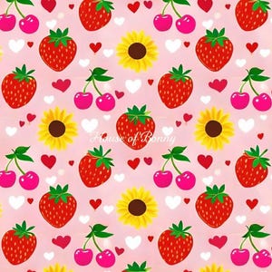 Op de afbeelding: Een herhalend patroon van rode aardbeien, roze kersen, gele zonnebloemen en rode en witte harten op een lichtroze achtergrond. De tekst "House of Bonny" is zichtbaar. Dit ontwerp is geschikt voor stof, behang of andere decoratieve items.