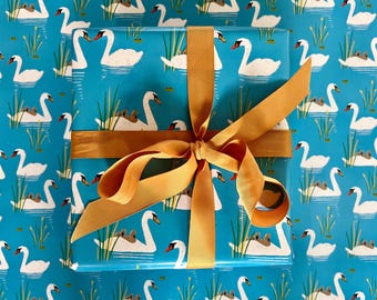 Papier cadeau Le lac des cygnes : illustration de cygnes et de grenouilles