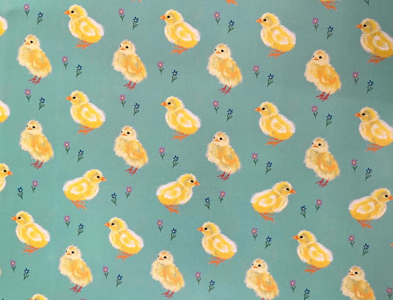 Peut inclure: Motif r&eacute;p&eacute;t&eacute; de poussins jaunes avec des becs et des pattes orange sur fond turquoise. De petites fleurs roses et bleues sont dispers&eacute;es dans le motif. Les poussins sont orient&eacute;s dans diff&eacute;rentes directions.