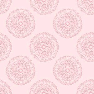 Puede incluir: Un patr&oacute;n sin costuras de dise&ntilde;os de mandalas rosas sobre un fondo rosa claro.