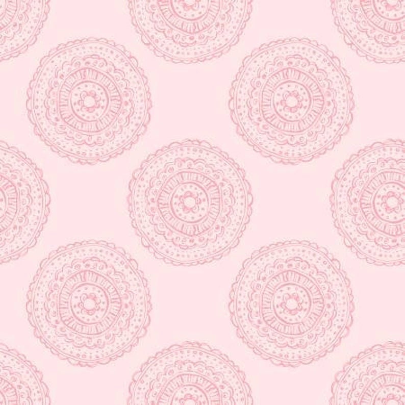 Puede incluir: Un patr&oacute;n sin costuras de dise&ntilde;os de mandalas rosas sobre un fondo rosa claro.