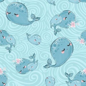 Puede incluir: Un patr&oacute;n sin costuras que presenta ballenas azules con los ojos cerrados y mejillas rosadas, nadando en un oc&eacute;ano azul en espiral. Las ballenas se representan en varios tama&ntilde;os y posiciones, con algunas ballenas que llevan ballenas m&aacute;s peque&ntilde;as en sus espaldas. Flores rosas est&aacute;n dispersas por todo el patr&oacute;n.