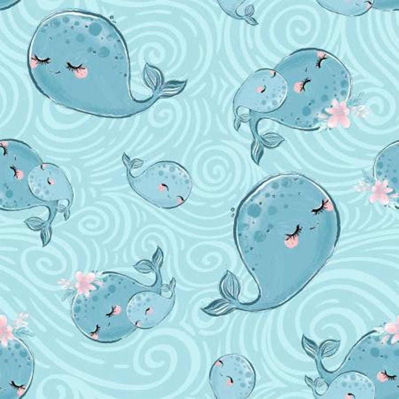 Puede incluir: Un patr&oacute;n sin costuras que presenta ballenas azules con los ojos cerrados y mejillas rosadas, nadando en un oc&eacute;ano azul en espiral. Las ballenas se representan en varios tama&ntilde;os y posiciones, con algunas ballenas que llevan ballenas m&aacute;s peque&ntilde;as en sus espaldas. Flores rosas est&aacute;n dispersas por todo el patr&oacute;n.