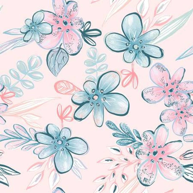 Puede incluir: Un patr&oacute;n sin costuras con flores de acuarela rosa y azul con contornos blancos sobre un fondo rosa claro.