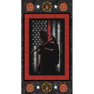 Può includere: Una silhouette nera di un pompiere che tiene un'ascia davanti a una bandiera americana con una striscia rossa al centro. La bandiera è usurata e ha un effetto grunge. Il pompiere indossa un casco e uno zaino. L'immagine è circondata da un bordo rosso e uno sfondo grigio con loghi dei vigili del fuoco e stelle.