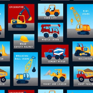 Könnte beinhalten: Ein blauer und roter illustrierter Stoff mit verschiedenen Baumaschinen, darunter ein Bagger, ein Bulldozer, ein Kipplaster, ein Betonmischer, ein Radlader, ein Mobilkran, ein Abbruchkran, ein Gabelstapler und ein Minikran. Der Stoff enthält auch den Text "Tragen Sie einen Sicherheitshelm".