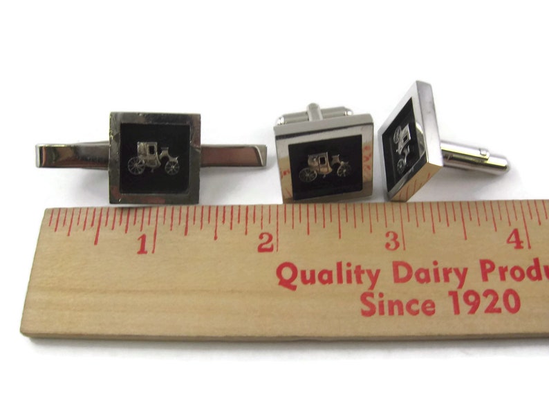 Obvious Metal Wear Nice Vintage Men/'s Jewelry Accessory Set Cufflinks Tie Bar Antique Carriage Automobile Sign