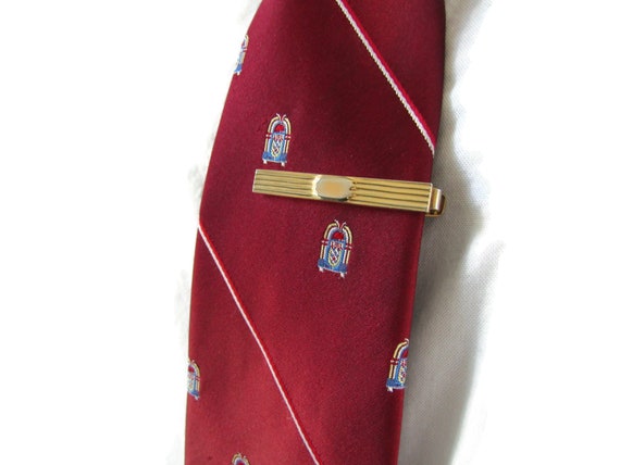Vintage Red Patterned Tie with Gold Tone Tie Clip - image 2