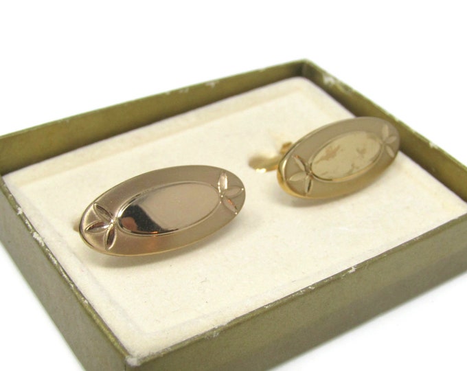 Stylized Flower Men's Cufflinks Oval: Vintage Gold Tone - Stand Out from the Crowd with Class